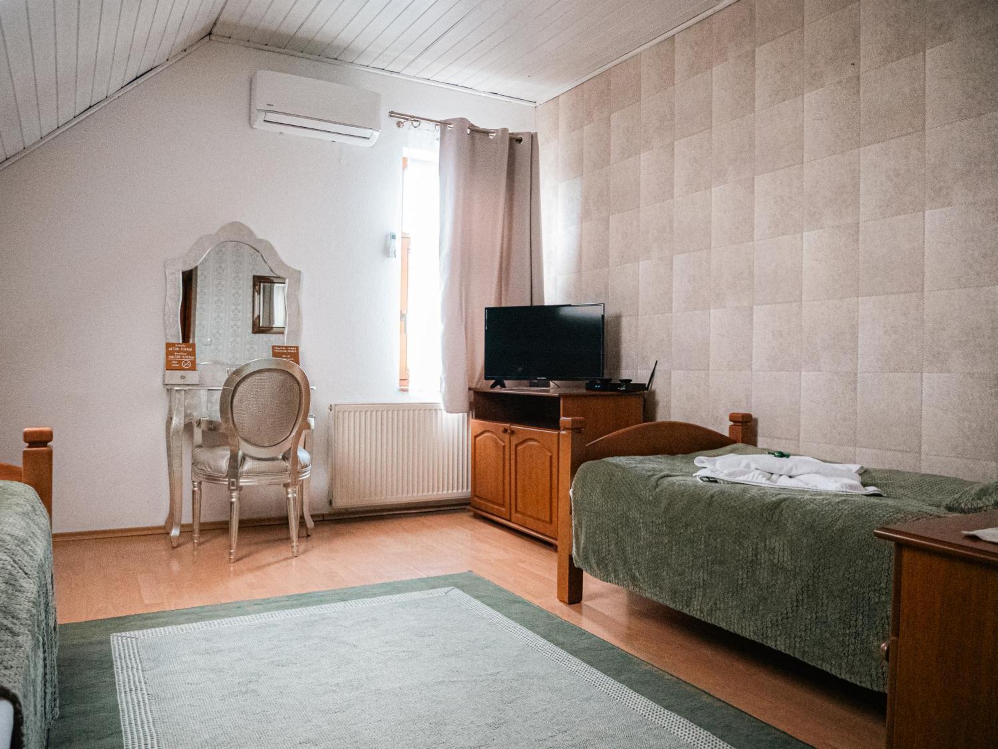 U Krba Hotel Nitra Buitenkant foto